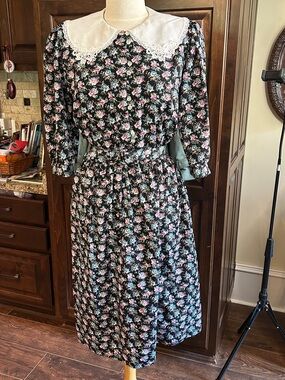 1970’s Breli Sz 6 Black Floral Belted Midi Dress with Lace Peter Pan Collar